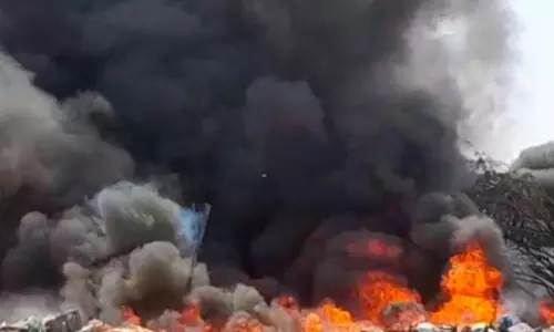 பள்ளிப்பாளையத்தில் பிளாஸ்டிக் குடோனில் பயங்கர தீ விபத்து