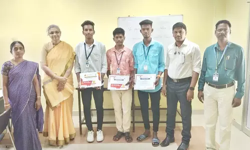 வினாடி-வினா போட்டியில் வெற்றி பெற்ற மாணவர்களுக்கு சான்றிதழ்