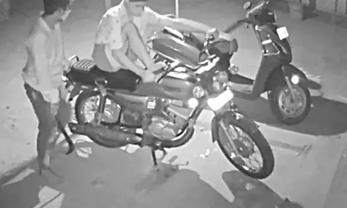 வீச்சரிவாளுடன் வந்து பைக் திருடிய வாலிபர்களுக்கு வலைவீச்சு