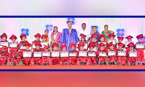 வி.எஸ்.ஆர். இன்டர்நேஷனல் பள்ளியில் யு.கே.ஜி. மாணவர்களுக்கான பட்டமளிப்பு விழா