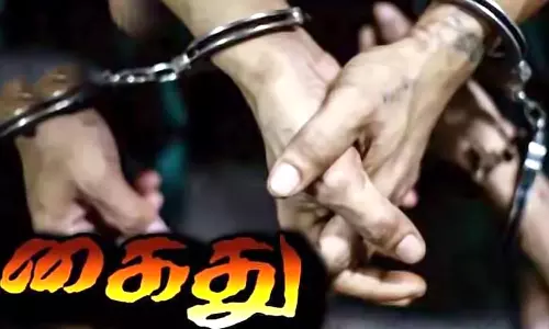 கல்லூரி பேராசிரியரை காரில் கடத்தி தாக்கிய 2 பேர் கைது