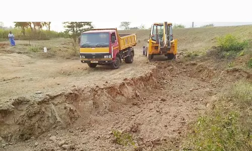 அனுமதியின்றி டன் கணக்கில்  மண் கடத்தல்