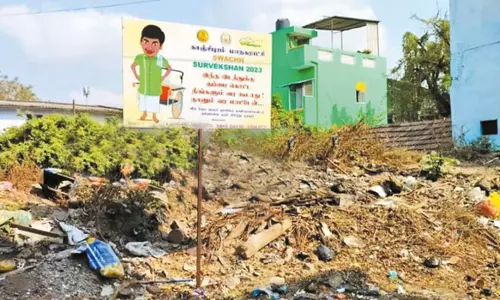 நடிகர் வடிவேலு பட காமெடி பாணியில் தூய்மை விழிப்புணர்வு பதாகை