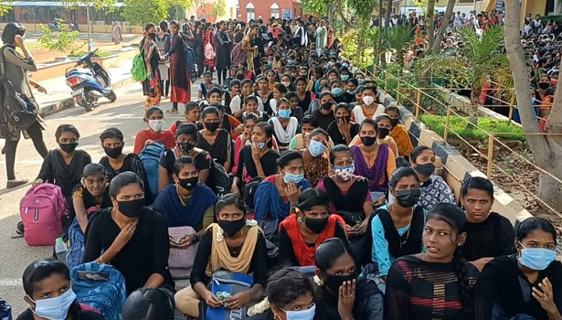 தூத்துக்குடியில் கல்லூரி மாணவிகள் திடீர் போராட்டம்