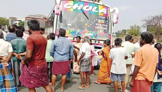 ஊருக்குள் நின்று செல்லாததனியார் பேருந்து சிறைபிடிப்பு ஊருக்குள் நின்று செல்லாததனியார் பேருந்து சிறைபிடிப்பு