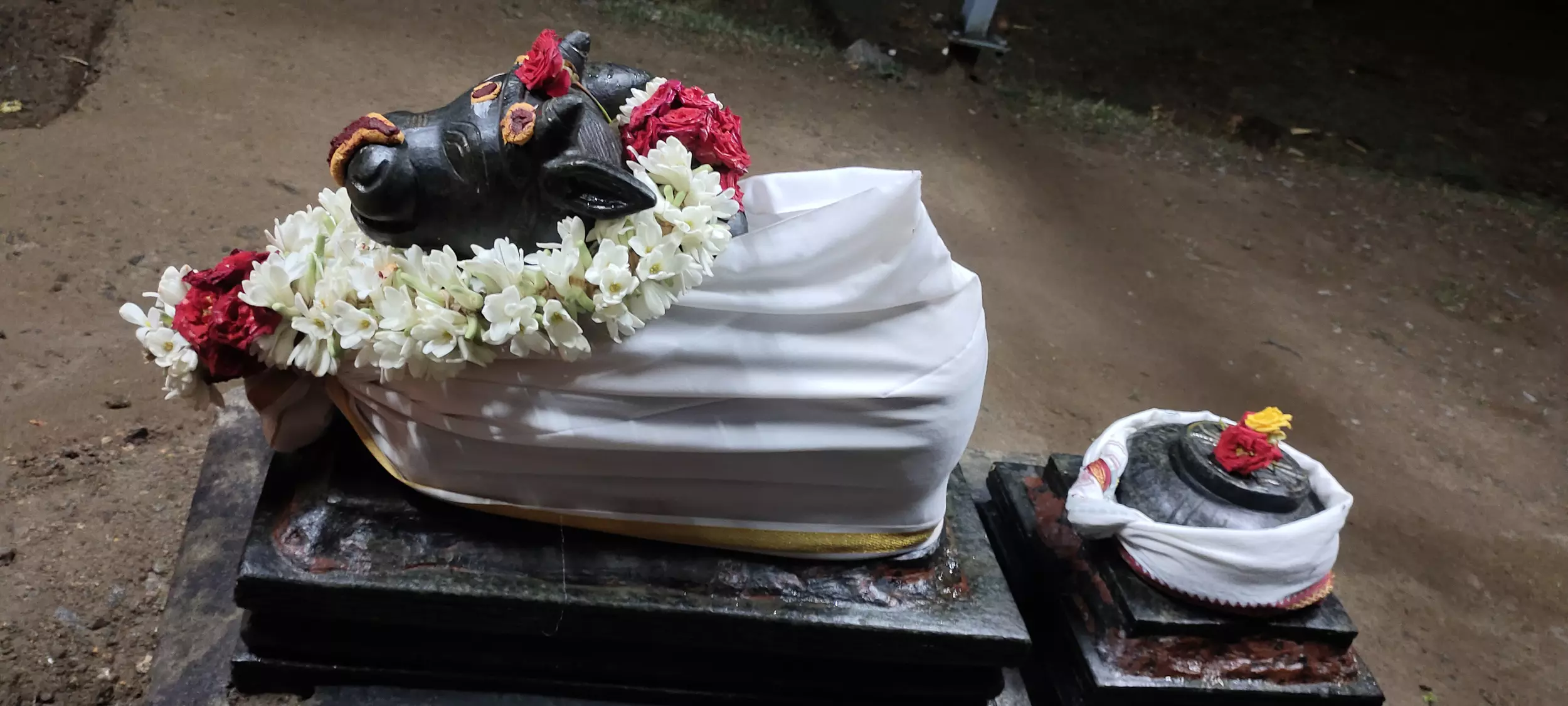 ஆதி மகாலிங்கேஸ்வரர் கோவிலில் பிரதோஷ வழிபாடு ஆதி மகாலிங்கேஸ்வரர் கோவிலில் பிரதோஷ வழிபாடு