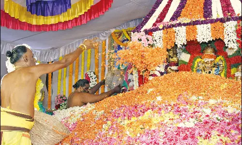 கல்யாண வெங்கடேஸ்வரர் கோவிலில் 3½ டன் மலர்களால் புஷ்பயாகம்