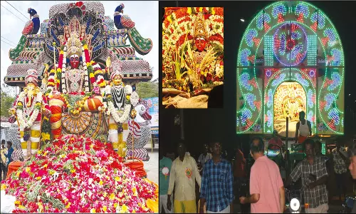 சமயபுரம் மாரியம்மன் கோவிலில் 2-வது வார பூச்சொரிதல் விழா: அம்மனுக்கு பூக்களை சாற்றி பக்தர்கள் வழிபாடு