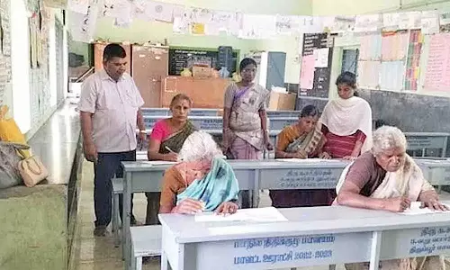 திருப்பூர் மாவட்டத்தில் மாணாக்கர்களாக மாறி தேர்வு எழுதிய முதியவர்கள்