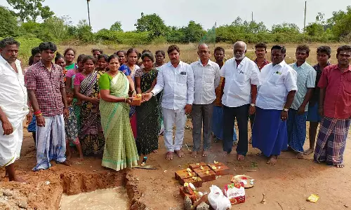 பழங்குடியினருக்கு வீடுகள் கட்டும் பணி