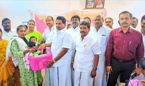 ஆழ்வார் திருநகரி யூனியன் அலுவலகத்தில் தாய்மார்களுக்கு ஊட்டச்சத்து பெட்டகம் - அமைச்சர் அனிதா ராதாகிருஷ்ணன் வழங்கினார்