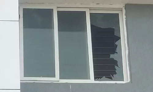 திருவள்ளூர் அரசு ஆஸ்பத்திரி கண்ணாடி கல்வீசி உடைப்பு- வாலிபரிடம் விசாரணை