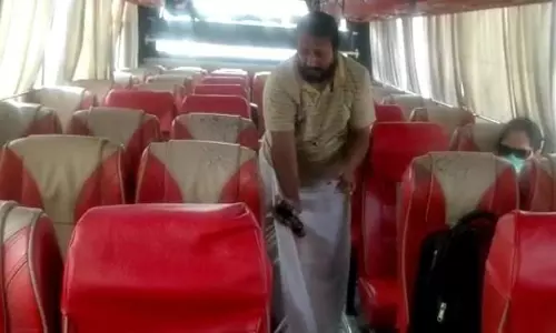 கொசுத்தொல்லை தாங்க முடியல... அரசு சொசுகு பஸ்சில் மருந்து அடித்த பயணி