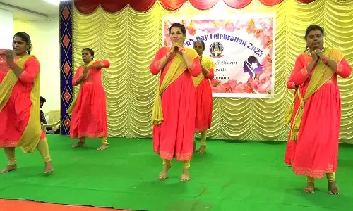 காவல்துறை சார்பில் மகளிர் தின விழா: சினிமா பாடல்களை பாடி, நடனமாடி அசத்திய பெண் காவலர்கள்