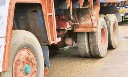 கண்டெய்னர் லாரிகள் மோதிய விபத்தில் 2 பேர் பலி