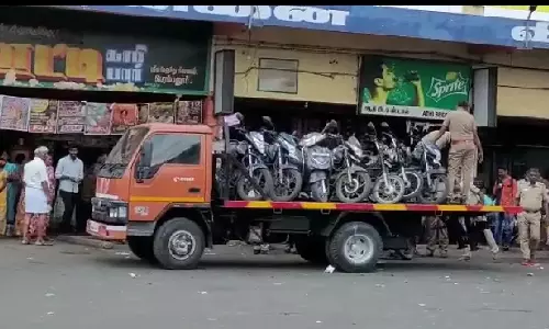 இருசக்கர வாகனங்கள் பறிமுதல்