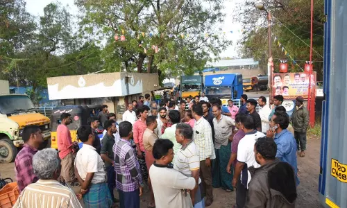 திருச்சி கொட்டப்பட்டு பகுதியில் உள்ள ஆவின் பால் பண்ணை முன்பு திரண்ட முகவர்களை படத்தில் காணலாம்.