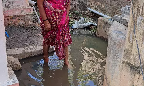 வீடுகளுக்குள் கழிவுநீர் புகுந்ததால் குடியிருப்பு வாசிகள் அவதி