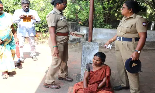 நாகர்கோவிலில் இன்று கலெக்டர் அலுவலகத்தில் மண் எண்ணை ஊற்றி பெண் தீக்குளிக்க முயற்சி