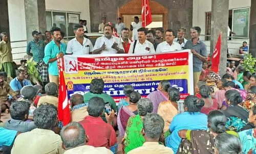 நெல்லை மாநகராட்சி அலுவலகத்தில் தூய்மை பணியாளர்கள் தர்ணா