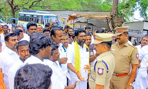 கிராம கோவில்களுக்கு இலவச மின்சாரம் வழங்க வேண்டும்-கலெக்டர் அலுவலகத்தில் பூசாரிகள் மனு