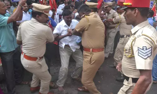 பொதுப்பணித்துறை ஊழியர்கள் போலீசாருடன் தள்ளுமுள்ளு