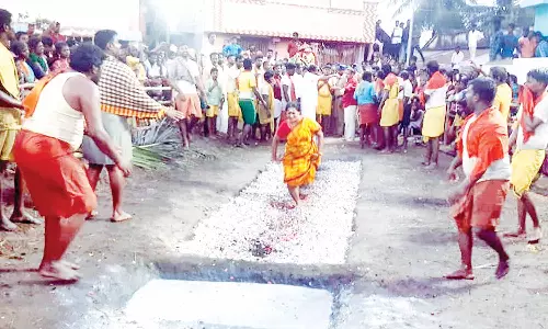 முள்ளாச்சி மாரியம்மன் கோவிலில் தீமிதி திருவிழா