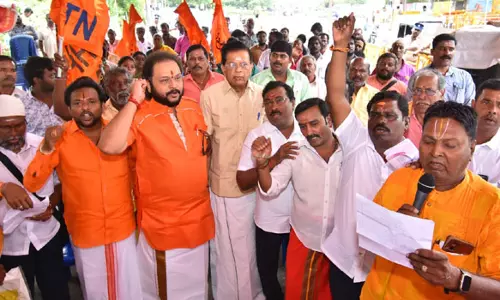 சம்பளத்தை உயர்த்தி வழங்க கோரி கிராம கோவில் பூசாரிகள் உண்ணாவிரதம்- அறங்காவலர் கோபால்ஜி பங்கேற்பு