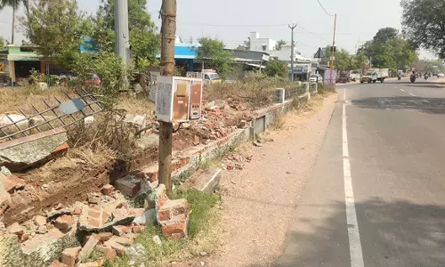 பரமத்திவேலூரில் கட்டப்பட்டமுக்கோண பூங்காவை சேதப்படுத்திய மர்ம நபர்கள்