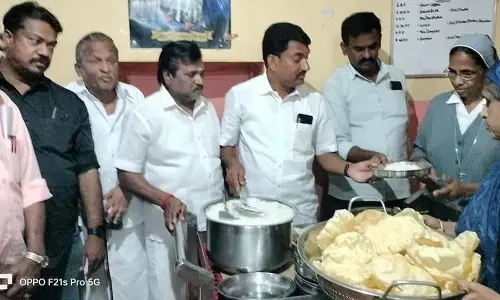 ஊட்டியில் முதியோர்களுக்கு மதிய உணவு