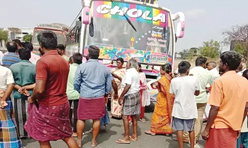 ஊருக்குள் நின்று செல்லாததனியார் பேருந்து சிறைபிடிப்பு