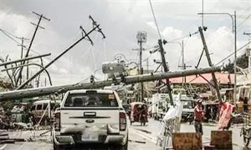 குடியாத்தம் பகுதியில் 150 மின் கம்பங்கள் சாய்ந்தது