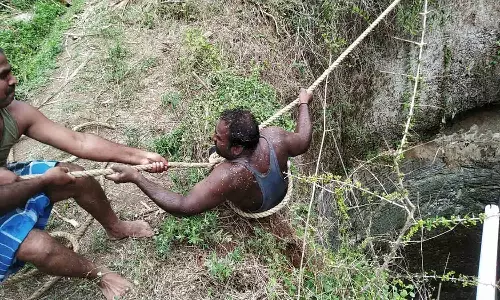 100 அடி ஆழ கிணற்றில் தவறி விழுந்த விவசாயி