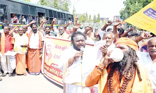 கோவில்களை இடிக்க எதிர்ப்புசேலத்தில் பூசாரிகள் சங்கு ஊதி போராட்டம்