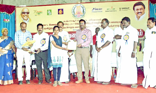 வேலைவாய்ப்பு முகாமில் தேர்வானவர்களுக்கு பணி நியமன ஆணை- கலெக்டர் வழங்கினார்