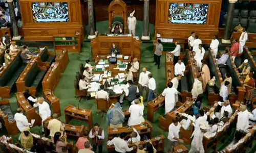 அமளியால் சபை நடவடிக்கைகள் தொடர்ந்து பாதிப்பு- இரு அவைகளும் நாள் முழுவதும் ஒத்திவைப்பு