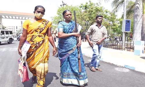 சேலம் கலெக்டர் அலுவலகத்திற்கு துப்பாக்கியுடன் வந்த பெண்