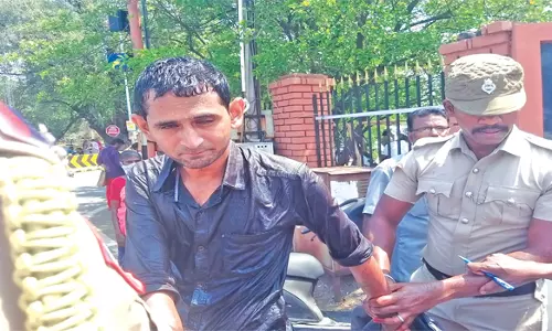 சேலம் கலெக்டர் அலுவலகத்தில்என்ஜினீயர் தீக்குளிக்க முயற்சி