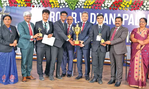 சேலம் சென்டரல் சட்டக்கல்லூரியில் நடந்ததேசிய மாதிரி நீதிமன்ற போட்டியில் தஞ்சை மாணவர்களுக்கு முதல் பரிசு