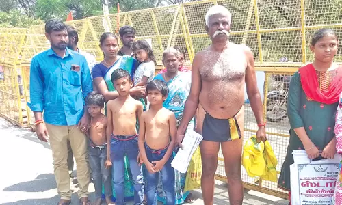 சேலம் கலெக்டர் அலுவலகத்திற்கு கோவணத்துடன் வந்த விவசாயி