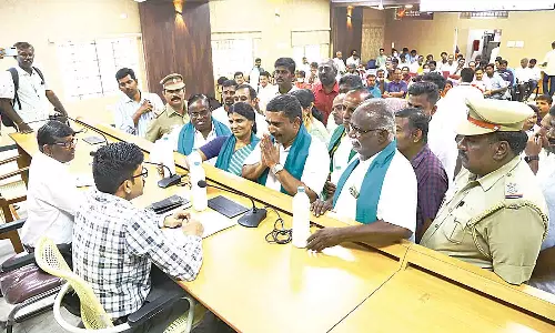 பால் கொள்முதல் விலையை உயர்த்தி வழங்க வேண்டும் - பா.ஜனதாவினர் கறவைப்பாலுடன் வந்து மனு