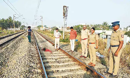 திருப்பூர் அருகே ரெயில் முன்பு பாய்ந்து தாய்,மகள் தற்கொலை -குடும்ப பிரச்சனையால் விபரீத முடிவு