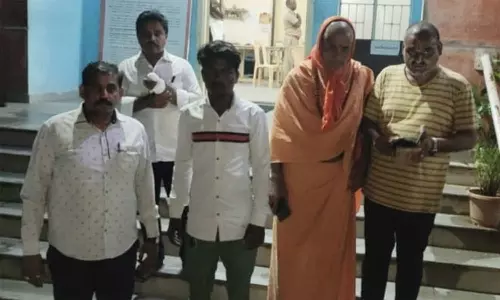 பட்டப்பகலில் துணிகரம்... நகைக்கடை ஊழியர்களை தாக்கி தங்க நகைகள்- பணத்தை கொள்ளையடித்த கும்பல்