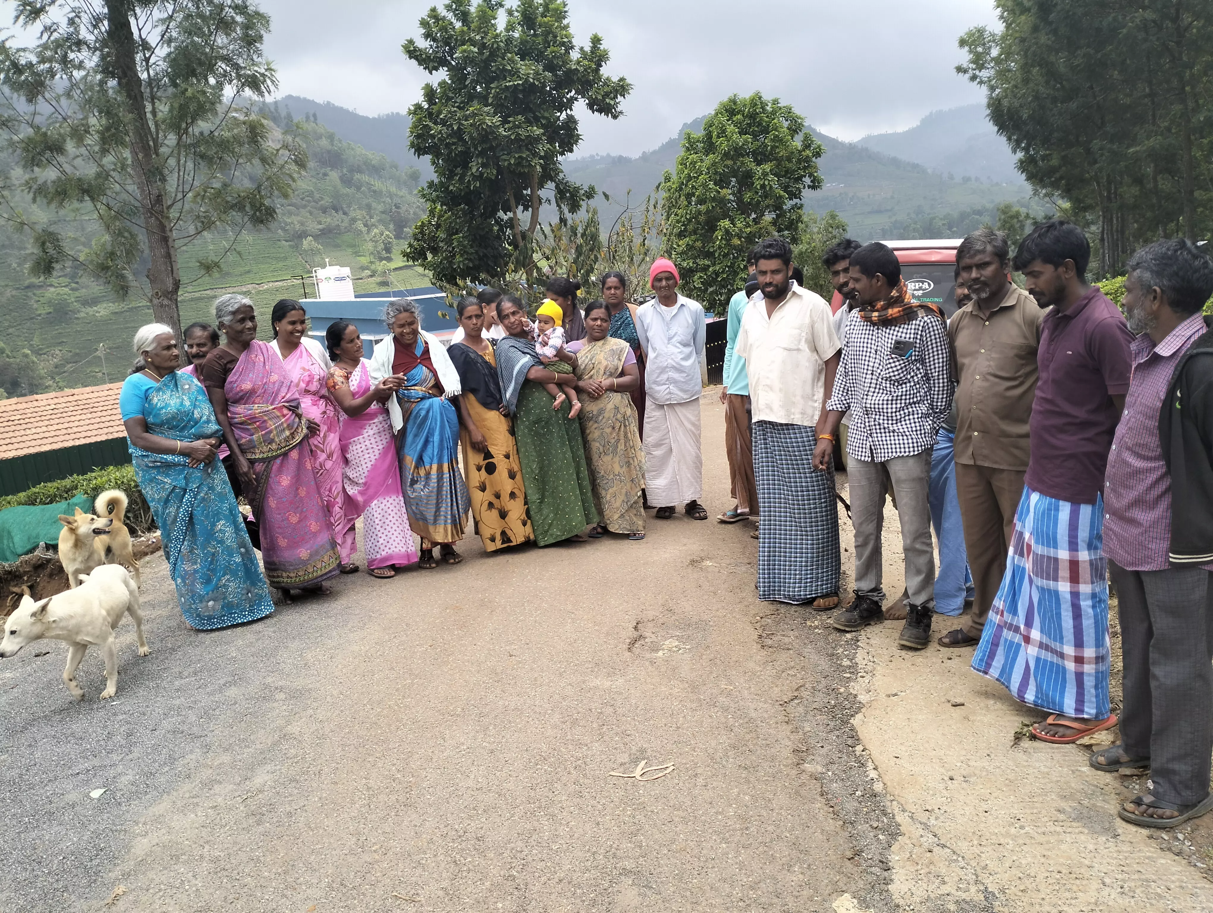 கோத்தகிரி அருகே கரடு முரடான சாலையால் தவிக்கும் கிராம மக்கள் கோத்தகிரி அருகே கரடு முரடான சாலையால் தவிக்கும் கிராம மக்கள்