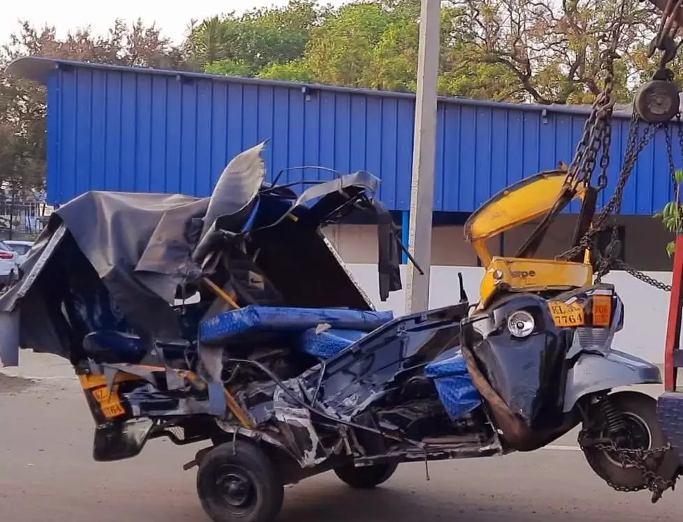 சூலூர் அருகே ஆட்டோ மீது லாரி மோதியது- டிரைவர் பலி