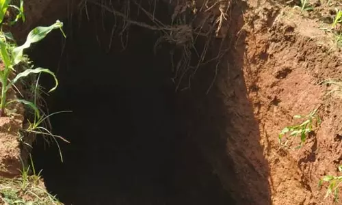 வாணியம்பாடி அருகே 40 அடி ஆழத்திற்கு நிலம் உள்வாங்கிய இடத்தில் கனிம வள அதிகாரிகள் ஆய்வு