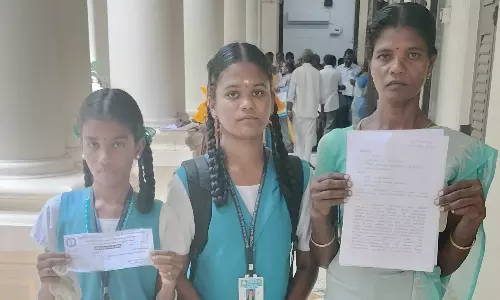 மகள்களுடன் மனு அளிக்க வந்த தாய்