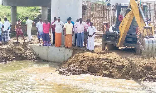கடல்நீர் உட்புகுவதை தடுக்க தற்காலிகமாக மண் அணை அமைத்த பொதுமக்கள்