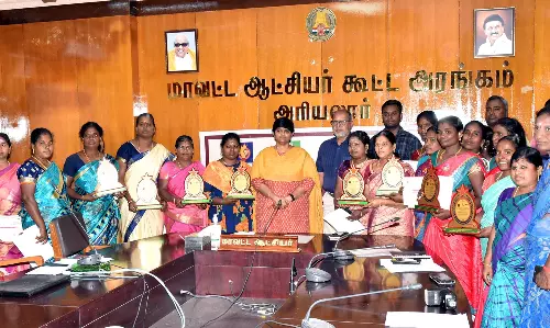 சிறப்பாக செயல்பட்ட மகளிர் சுய உதவிகுழுக்களுக்கு பாராட்டு