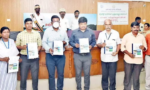 நெகிழி மாசில்லா தஞ்சாவூர் மாவட்டம் சுற்றுச்சூழல் திட்ட செயலாக்க புத்தகம்- கலெக்டர் வெளியிட்டார்